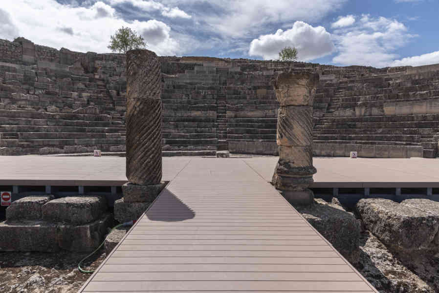 Cuenca - Saelices - parque arqueológico de Segóbriga 08 - Teatro.jpg